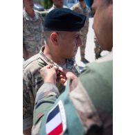 Un instructeur du 1er régiment de spahis (RS) remet une épinglette tricolore à un soldat libanais à l'issu d'une formation à Tyr, au Sud-Liban.