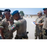 Un instructeur du 1er régiment de spahis (RS) remet une épinglette tricolore à un soldat libanais à l'issu d'une formation à Tyr, au Sud-Liban.