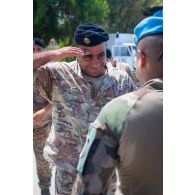 Un instructeur du 1er régiment de spahis (RS) remet une épinglette tricolore à un soldat libanais à l'issu d'une formation à Tyr, au Sud-Liban.