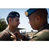 Un instructeur du 1er régiment de spahis (RS) remet une épinglette tricolore à un soldat libanais à l'issu d'une formation à Tyr, au Sud-Liban.