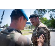 Un instructeur du 1er régiment de spahis (RS) remet une badge d'épaule à un soldat libanais à l'issu d'une formation à Tyr, au Sud-Liban.