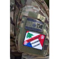 Un soldat libanais porte un badge d'épaule à l'issu d'une formation à Tyr, au Sud-Liban.
