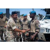Un soldat libanais salue un instructeur du 1er régiment de spahis (RS) à l'issue d'une formation à Tyr, au Sud-Liban.