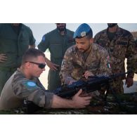 Un soldat du 1er régiment de spahis (RS) manipule une mitrailleuse légère FN Minimi italienne à Al Mansouri, au Sud-Liban.