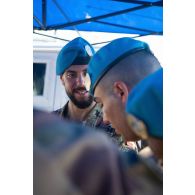 Un soldat du 1er régiment de spahis (RS) discute avec son homologue italien à Al Mansouri, au Sud-Liban.