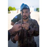 Un soldat italien présente le canon d'une mitrailleuse légère FN Minimi à Al Mansouri, au Sud-Liban.