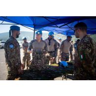 Des soldats du 1er régiment de spahis (RS) découvrent les effets balistiques et l'armement individuel de leurs homologues italiens à Al Mansouri, au Sud-Liban.