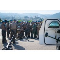 Des soldats du 1er régiment de spahis (RS) présentent un système de missile moyenne portée (MMP) à leurs homologues italiens à Al Mansouri, au Sud-Liban.