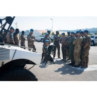 Des soldats du 1er régiment de spahis (RS) présentent un système de missile moyenne portée (MMP) à leurs homologues italiens à Al Mansouri, au Sud-Liban.