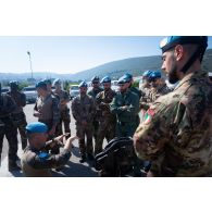 Des soldats du 1er régiment de spahis (RS) présentent un système de missile moyenne portée (MMP) à leurs homologues italiens à Al Mansouri, au Sud-Liban.