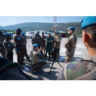 Des soldats du 1er régiment de spahis (RS) présentent un système de missile moyenne portée (MMP) à leurs homologues italiens à Al Mansouri, au Sud-Liban.