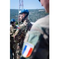 Un soldat du 1er régiment de spahis (RS) discute avec son homologue italien à Al Mansouri, au Sud-Liban.