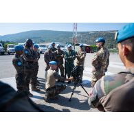 Des soldats du 1er régiment de spahis (RS) présentent un système de missile moyenne portée (MMP) à leurs homologues italiens à Al Mansouri, au Sud-Liban.