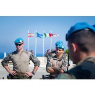 Un soldat du 1er régiment de spahis (RS) discute avec son homologue italien à Al Mansouri, au Sud-Liban.