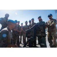 Des soldats du 1er régiment de spahis (RS) présentent un système de missile moyenne portée (MMP) à leurs homologues italiens à Al Mansouri, au Sud-Liban.