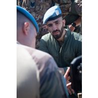 Un soldat du 1er régiment de spahis (RS) présente un système de missile moyenne portée (MMP) à son homologue italien à Al Mansouri, au Sud-Liban.