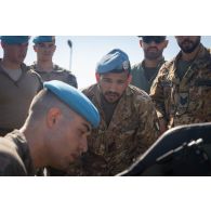 Des soldats du 1er régiment de spahis (RS) présentent un système de missile moyenne portée (MMP) à leurs homologues italiens à Al Mansouri, au Sud-Liban.