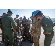 Des soldats du 1er régiment de spahis (RS) présentent un système de missile moyenne portée (MMP) à leurs homologues italiens à Al Mansouri, au Sud-Liban.