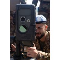 Un soldat italien découvre un système de missile moyenne portée (MMP) à Al Mansouri, au Sud-Liban.