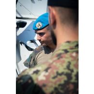 Un soldat du 1er régiment de spahis (RS) discute avec son homologue italien à Al Mansouri, au Sud-Liban.