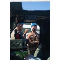 Un soldat du 1er régiment de spahis (RS) discute avec son homologue italien à Al Mansouri, au Sud-Liban.