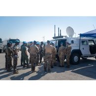 Des soldats du 1er régiment de spahis (RS) découtrent un véhicule tactique léger multi-rôles (VTML) Lince italien à Al Mansouri, au Sud-Liban.