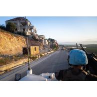 Un véhicule de l'avant blindé (VAB) du 1er régiment étranger de génie (REG) longe la frontière libano-israélienne au niveau de Marjayoun, au Liban.