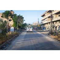 Un véhicule de l'avant blindé sanitaire (VAB SAN) du Service de santé des armées (SSA) traverse une ville dans la région de Kfar Kila, au Liban.