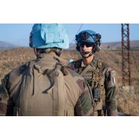 Des soldats du groupe de plongeurs-démineurs Méditerranée (GPD-Med) discutent à Aamra, au Sud-Liban.