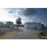 Des démineurs du 1er régiment étranger de génie (REG) et du groupe de plongeurs-démineurs Méditerrannée (GPD-Med) contrôlent une zone à Aamra, au Sud-Liban.