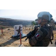 Un démineur du 1er régiment étranger de génie (REG) sécurise le monument en l'honneur du capitaine Jourdier sur les hauteurs de la Hasbani, au Sud-Liban.