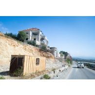 Un véhicule de l'avant blindé sanitaire (VAB SAN) du Service de santé des armées (SSA) progresse le long de maisons en ruines sur la frontière libano-israélienne à Marjayoun, au Sud-Liban.