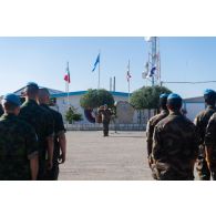 Un officier salue les casques bleus français et finlandais pour une cérémonie à Deir Kifa, au Sud-Liban.