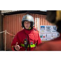 Un sapeur-pompier de la brigade de sapeurs-pompiers de Paris (BSPP) dirige un briefing auprès de pompiers volontaires pour un exercice incendie à Deir Kifa, au Sud-Liban.