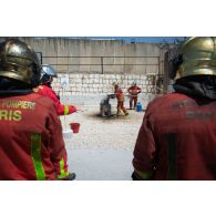 Des pompiers volontaires interviennent pour éteindre l'incendie d'une friteuse lors d'un exercice à Deir kifa, au Sud-Liban.