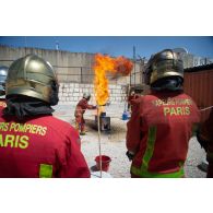 Des pompiers volontaires interviennent pour éteindre l'incendie d'une friteuse lors d'un exercice à Deir kifa, au Sud-Liban.