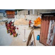 Des pompiers volontaires interviennent pour éteindre l'incendie d'une friteuse lors d'un exercice à Deir kifa, au Sud-Liban.