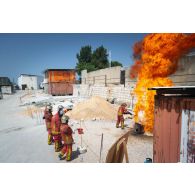 Des pompiers volontaires interviennent pour éteindre l'incendie d'une friteuse lors d'un exercice à Deir kifa, au Sud-Liban.