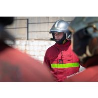 Un sapeur-pompier de la brigade de sapeurs-pompiers de Paris (BSPP) dirige un briefing auprès de pompiers volontaires pour un exercice incendie à Deir Kifa, au Sud-Liban.