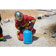 Des pompiers volontaires interviennent pour éteindre l'incendie d'une bouteille de gaz lors d'un exercice à Deir kifa, au Sud-Liban.