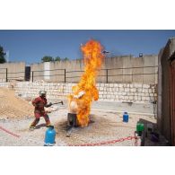 Des pompiers volontaires interviennent pour éteindre l'incendie d'une friteuse lors d'un exercice à Deir kifa, au Sud-Liban.