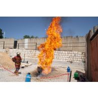 Des pompiers volontaires interviennent pour éteindre l'incendie d'une friteuse lors d'un exercice à Deir kifa, au Sud-Liban.