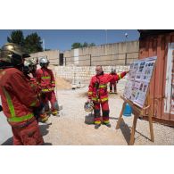 L'adjudant-chef Cédric de la brigade de sapeurs-pompiers de Paris (BSPP) dirige un briefing auprès de pompiers volontaires pour un exercice incendie à Deir Kifa, au Sud-Liban.