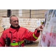 L'adjudant-chef Cédric de la brigade de sapeurs-pompiers de Paris (BSPP) dirige un briefing auprès de pompiers volontaires pour un exercice incendie à Deir Kifa, au Sud-Liban.