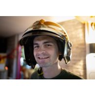 Un soldat porte un casque de la brigade de sapeurs-pompiers de Paris (BSPP) à Deir Kifa, au Sud-Liban.