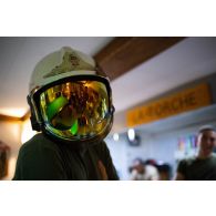 Un soldat porte un casque de la brigade de sapeurs-pompiers de Paris (BSPP) à Deir Kifa, au Sud-Liban.