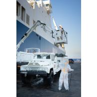 Des soldats du 2e régiment de dragons (RD) décontaminent un véhicule léger de reconnaissance et d'appui (VLRA) pour son embarquement à bord du cargo-roulier MN Tangara à Beyrouth, au Liban.
