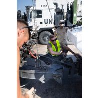 Des mécaniciens dépannent un véhicule de l'avant blindé (VAB) sur le port de Beyrouth, au Liban.