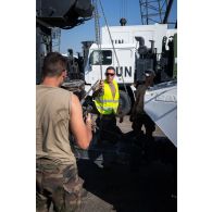 Des mécaniciens dépannent un véhicule de l'avant blindé (VAB) sur le port de Beyrouth, au Liban.
