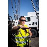 Un mécanicien dépanne un véhicule de l'avant blindé (VAB) sur le port de Beyrouth, au Liban.